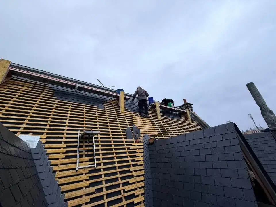 Schiefereindeckung auf der Baustelle