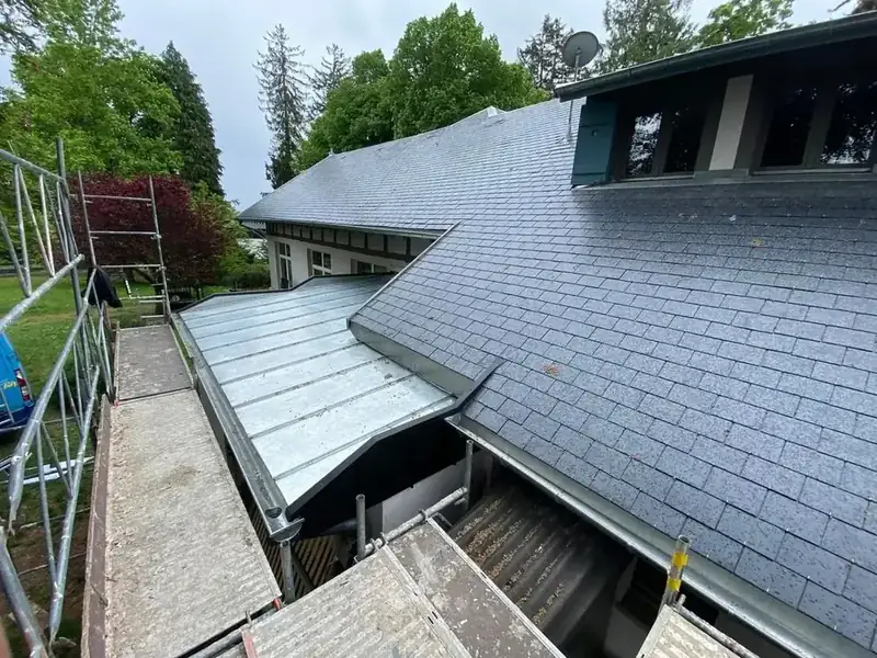 Gemischtes Dach aus Schiefer und Zink – Panoramablick auf die Baustelle