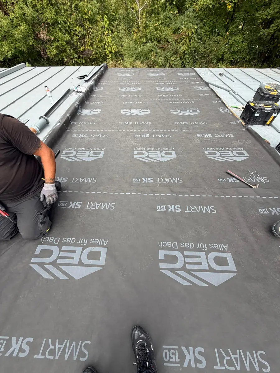 Membrane d'étanchéité déroulée — chantier Alzette Toitures au Luxembourg