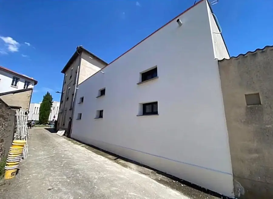 Le même mur pignon après ravalement : enduit neuf uniforme