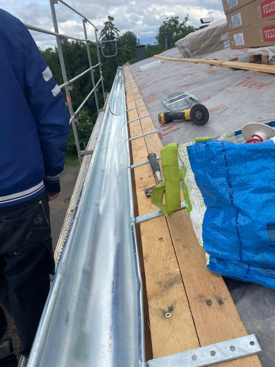 Gouttière zinc naturel posée — chantier Alzette Toitures au Luxembourg