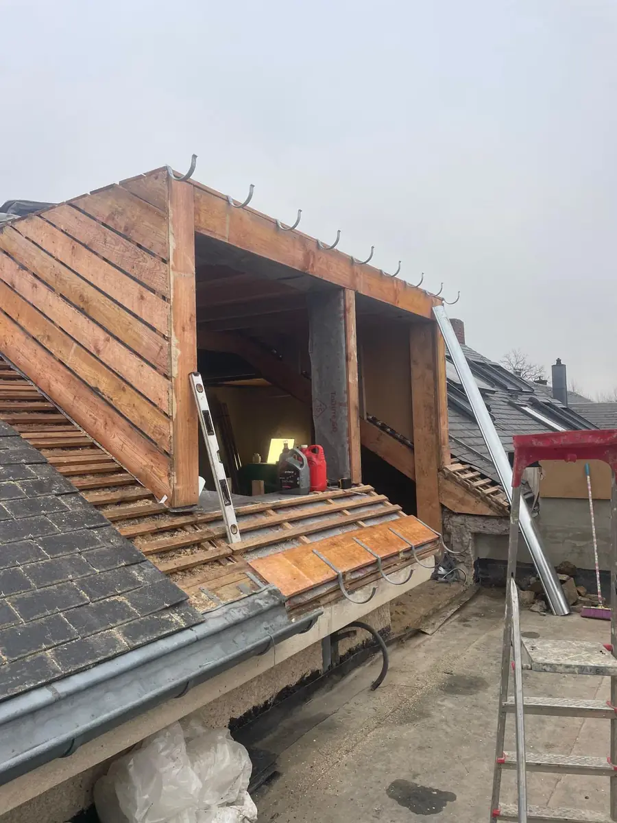 Lucarne — avant — chantier Alzette Toitures au Luxembourg
